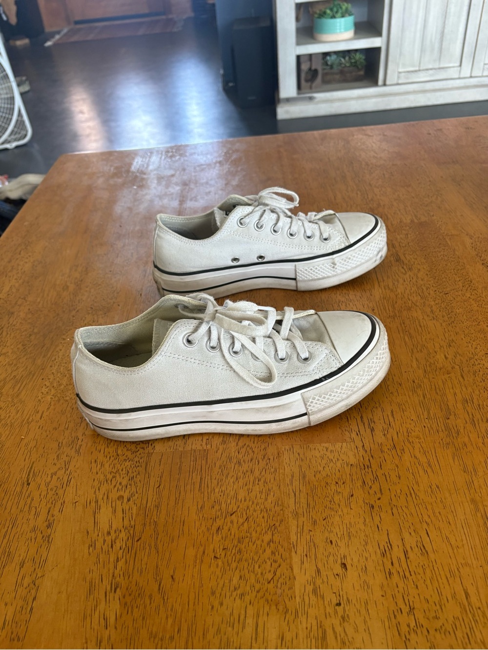 Converses shoes - Picture 5 of 8